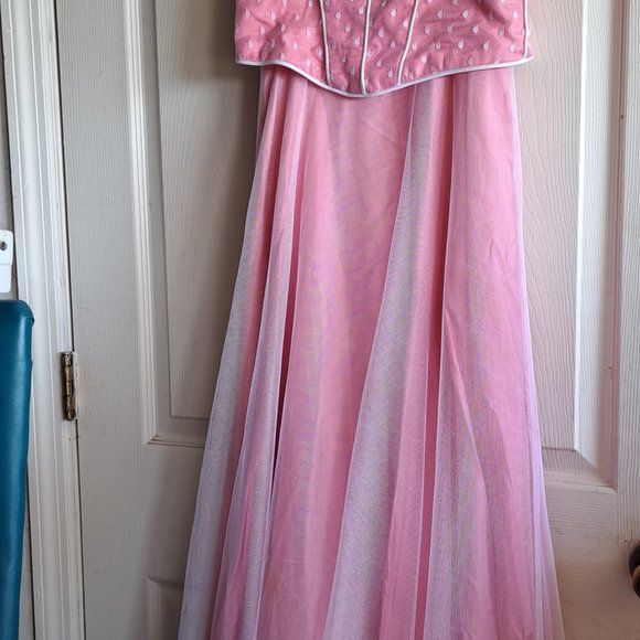 Dresses - Picture 5 of 16